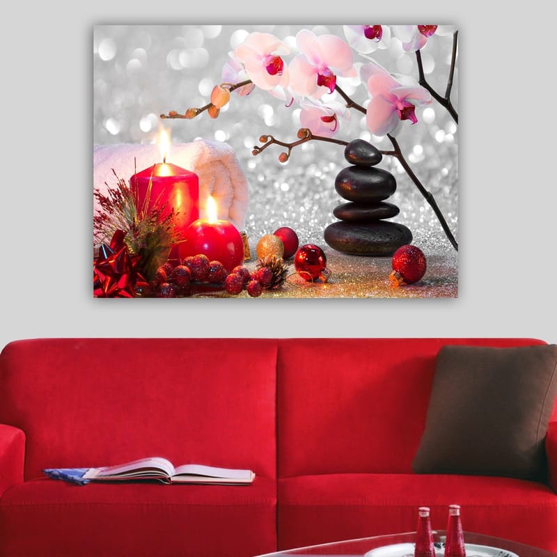 Lerretsbilde 70x100 cm - Rolig komposisjon med lyse orkideer, svarte steiner og røde lys som skaper en harmonisk atmosfære - Rosa / Rød / Svart - Innredning - Bilder & kunst - Lerretsbilder