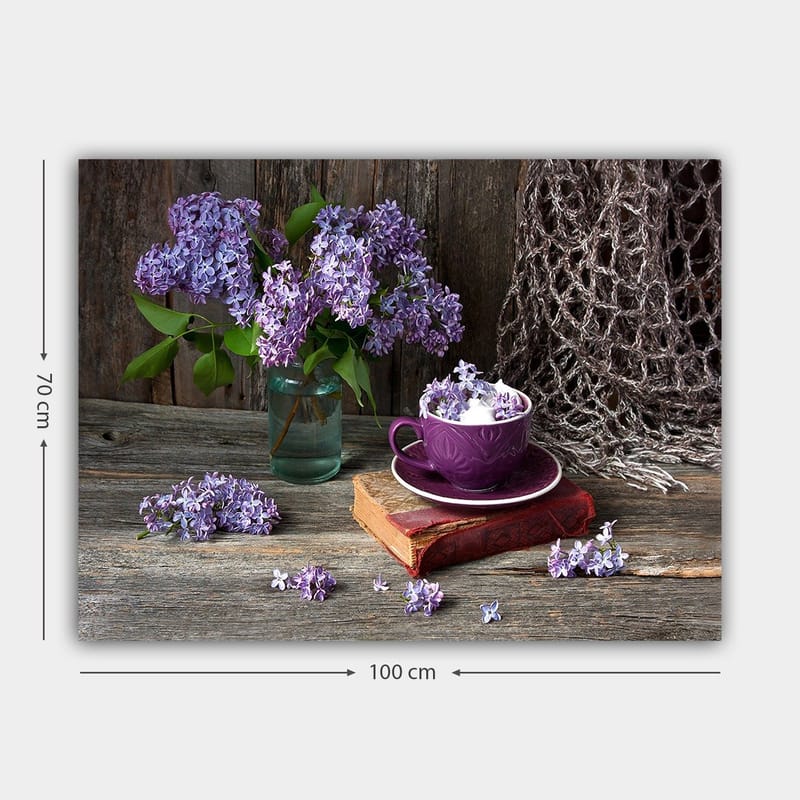 Lerretsbilde 70x100 cm - Rolig naturmaleri med lilla syriner i en glassvase og en lilla kopp på en gammel bok - Lilla / Grønn / Brun - Innredning - Bilder & kunst - Lerretsbilder