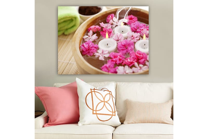 Lerretsbilde 70x100 cm - Rolig og avslappende bolle med flytende blomster og lys - Rosa / Hvit / Gul - Innredning - Bilder & kunst - Lerretsbilder