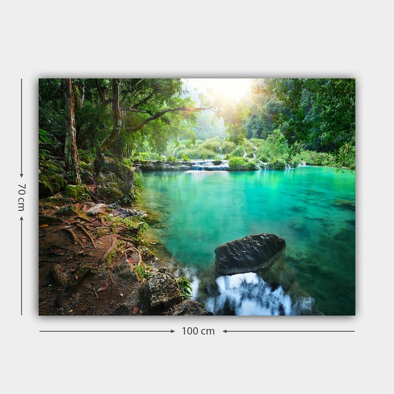 Lerretsbilde 70x100 cm - Rolig og naturskjønt fossefall med klart, turkis vann omgitt av frodig grøntområde - Turkis / Grønn / Brun - Innredning - Bilder & kunst - Lerretsbilder