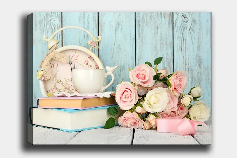 Lerretsbilde 70x100 cm - Rolig og romantisk komposisjon med en kopp, en gammeldags klokke og en rosebukett, Lys rosa / Hvit / Lys blå