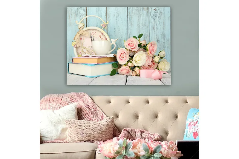 Lerretsbilde 70x100 cm - Rolig og romantisk komposisjon med en kopp, en gammeldags klokke og en rosebukett - Lys rosa / Hvit / Lys blå - Innredning - Bilder & kunst - Lerretsbilder