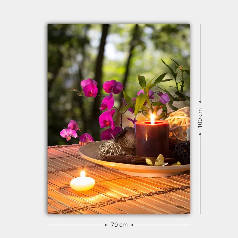 Lerretsbilde 70x100 cm - Rolig samling av blomster og lys på et bord, som skaper en harmonisk atmosfære - Lilla / Mørk rød / Grønn - Innredning - Bilder & kunst - Lerretsbilder