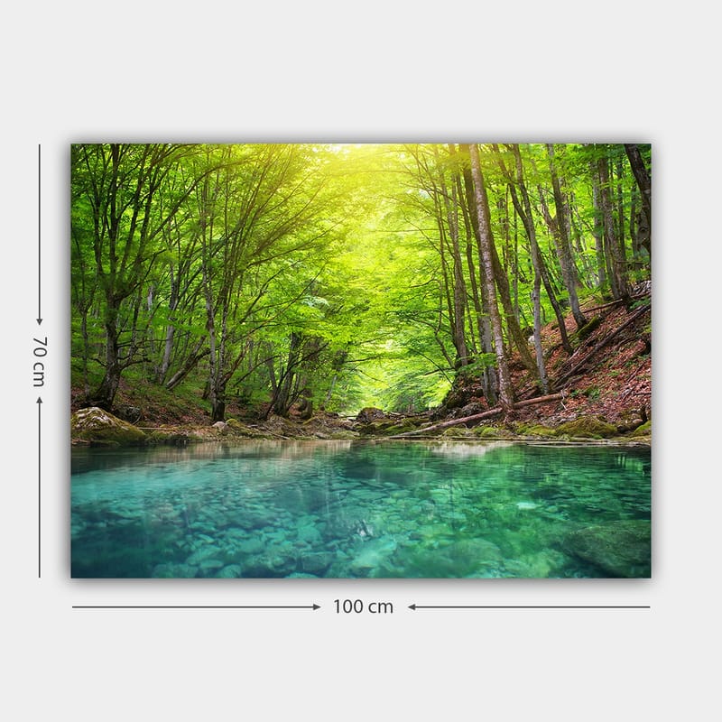 Lerretsbilde 70x100 cm - Rolig skogssjø omgitt av frodige, grønne trær og steinete strender - Grønn / Turkis - Innredning - Bilder & kunst - Lerretsbilder