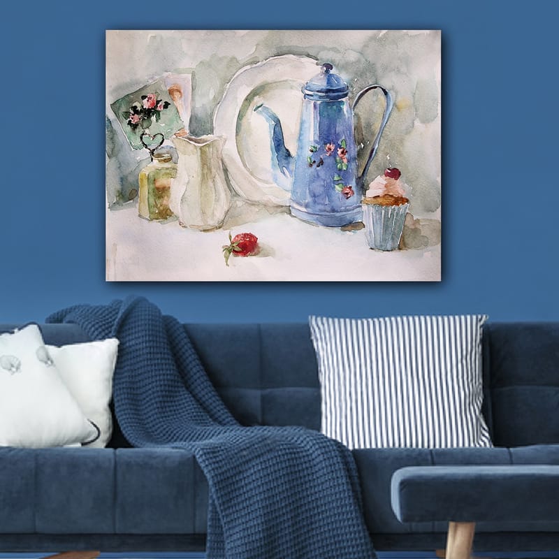 Lerretsbilde 70x100 cm - Rolig stilleben med en blå kaffekanne, et jordbær og en cupcake - Blå / Hvit / Rød - Innredning - Bilder & kunst - Lerretsbilder