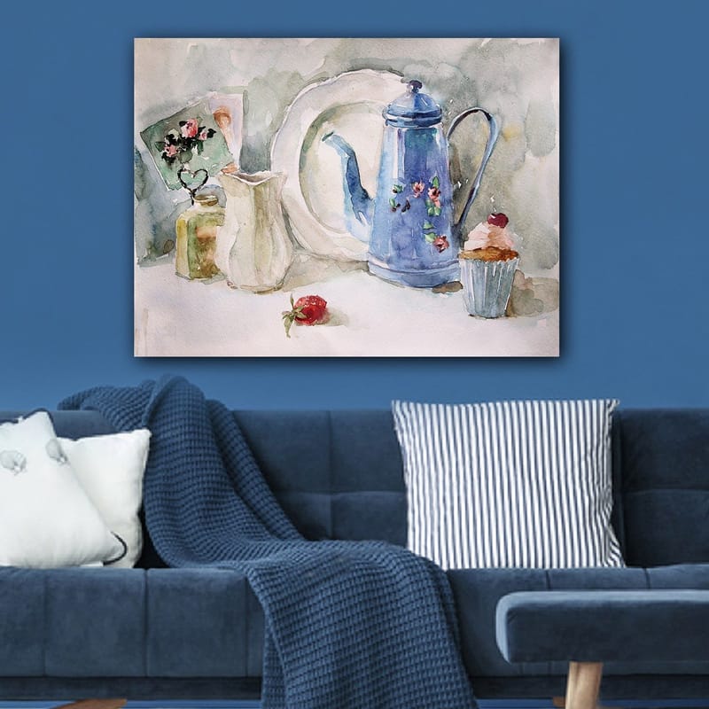 Lerretsbilde 70x100 cm - Rolig stilleben med en blå kaffekanne, et jordbær og en cupcake - Blå / Hvit / Rød - Innredning - Bilder & kunst - Lerretsbilder