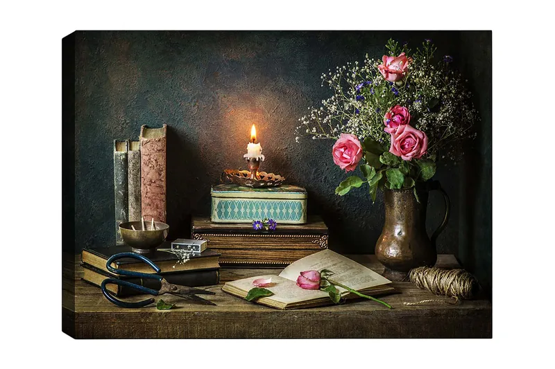 Lerretsbilde 70x100 cm - Rolig stilleben med roser, bøker og en tent lykt som skaper en varm og nostalgisk atmosfære, Rosa / Grønn / Brun