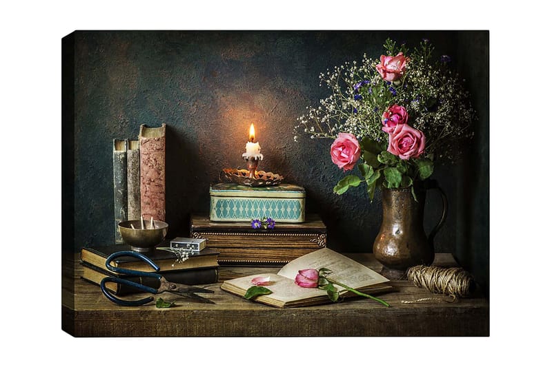 Lerretsbilde 70x100 cm - Rolig stilleben med roser, bøker og en tent lykt som skaper en varm og nostalgisk atmosfære, Rosa / Grønn / Brun