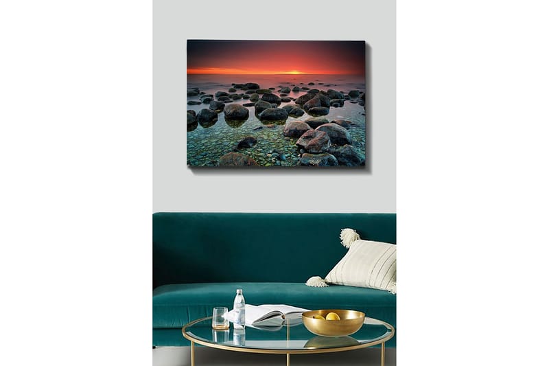 Lerretsbilde 70x100 cm - Rolig strand med steinblokker som reflekterer en vakker solnedgang i horisonten - Mørkegrå / Grønn / Oransje - Innredning - Bilder & kunst - Lerretsbilder