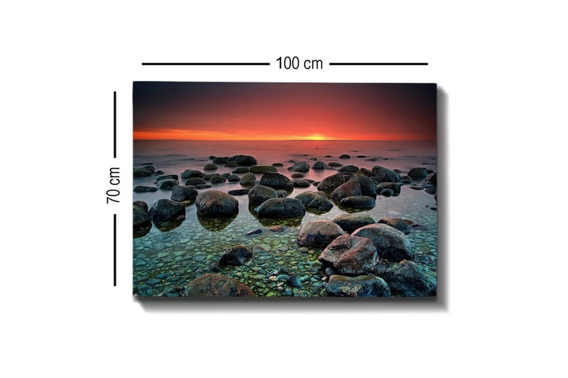 Lerretsbilde 70x100 cm - Rolig strand med steinblokker som reflekterer en vakker solnedgang i horisonten - Mørkegrå / Grønn / Oransje - Innredning - Bilder & kunst - Lerretsbilder