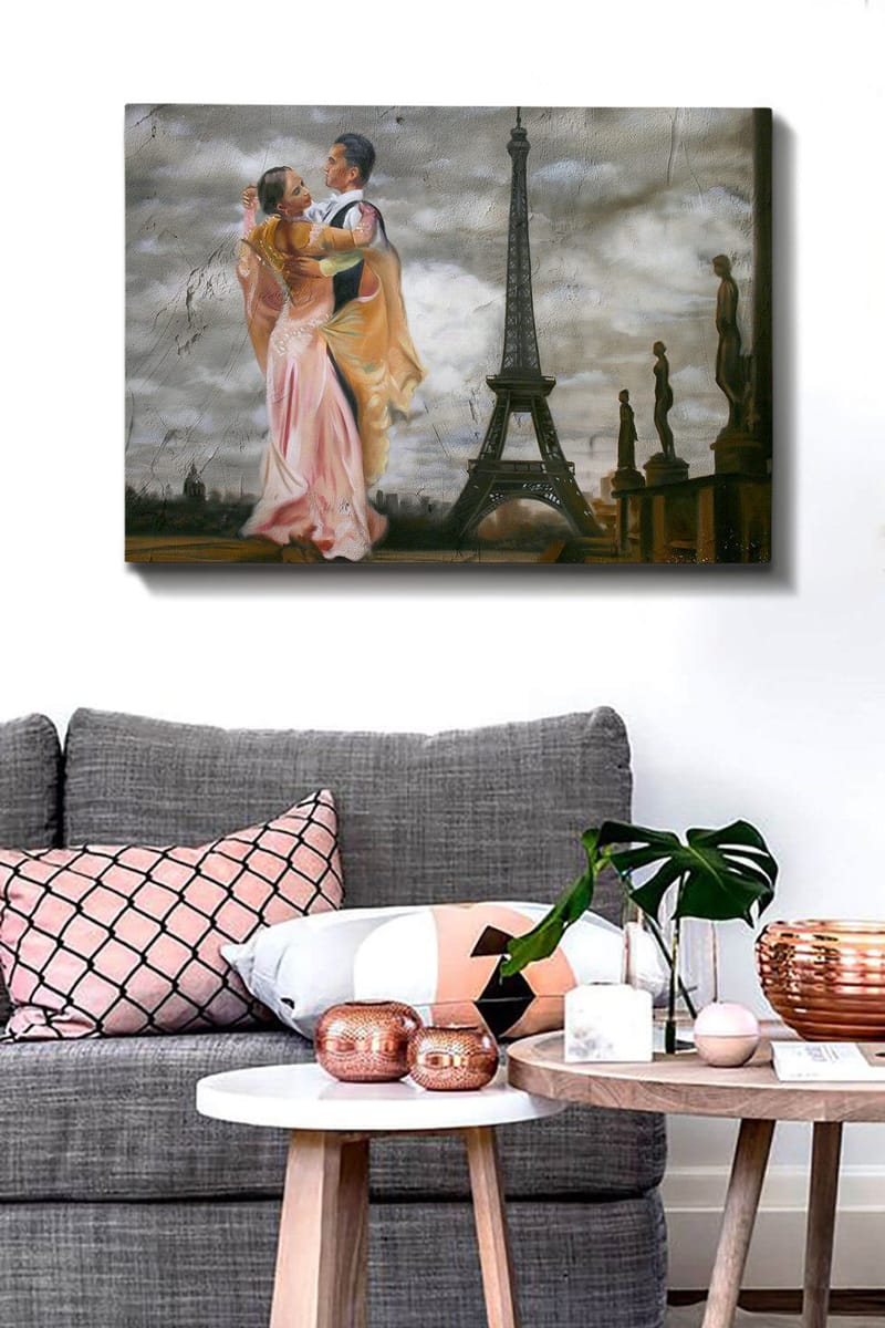 Lerretsbilde 70x100 cm - Romantisk dans mellom et par foran Eiffeltårnet i Paris - Rosa / Svart / Beige - Innredning - Bilder & kunst - Lerretsbilder