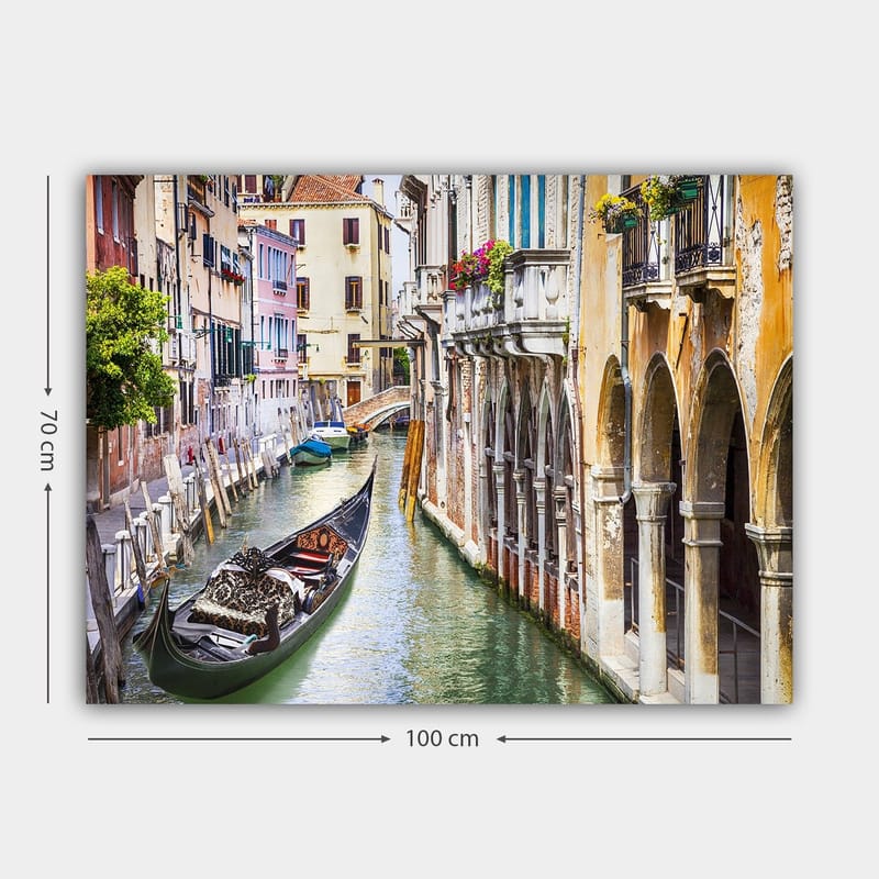 Lerretsbilde 70x100 cm - Romantisk kanal i Venezia med en gondol som glir mellom fargerike bygninger - Grønn / Beige / Blå - Innredning - Bilder & kunst - Lerretsbilder