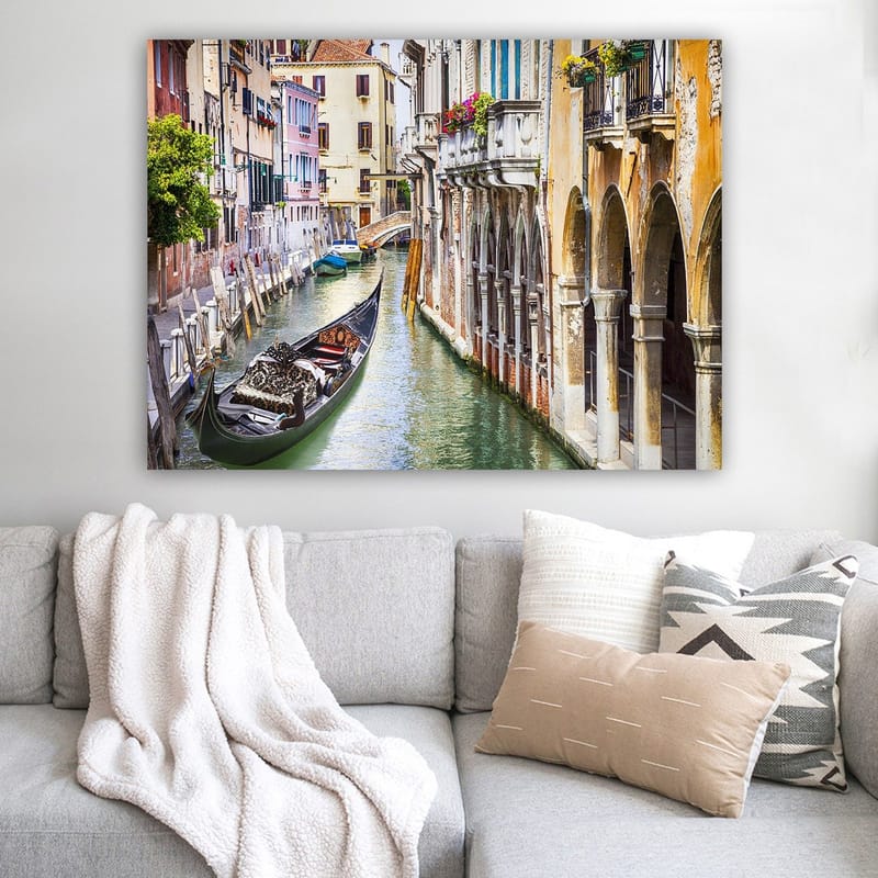 Lerretsbilde 70x100 cm - Romantisk kanal i Venezia med en gondol som glir mellom fargerike bygninger - Grønn / Beige / Blå - Innredning - Bilder & kunst - Lerretsbilder