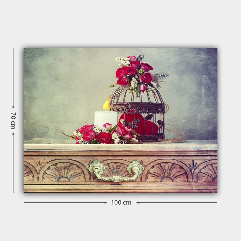 Lerretsbilde 70x100 cm - Romantisk komposisjon med blomster, et stearinlys og et fuglebur - Dyp rød / Hvit / Grønn - Innredning - Bilder & kunst - Lerretsbilder