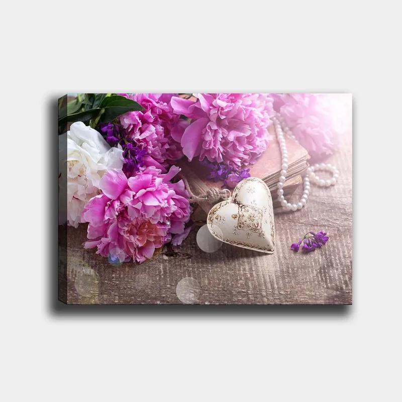 Lerretsbilde 70x100 cm - Romantisk komposisjon med rosa peoner og et dekorativt hjerte i fokus, Rosa / Hvit / Lilla