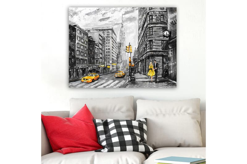 Lerretsbilde 70x100 cm - Romantisk scene av et par som går på en travel gate i New York, omgitt av klassiske bygninger og gule drosjer - Gul / Svart / Grå - Innredning - Bilder & kunst - Lerretsbilder