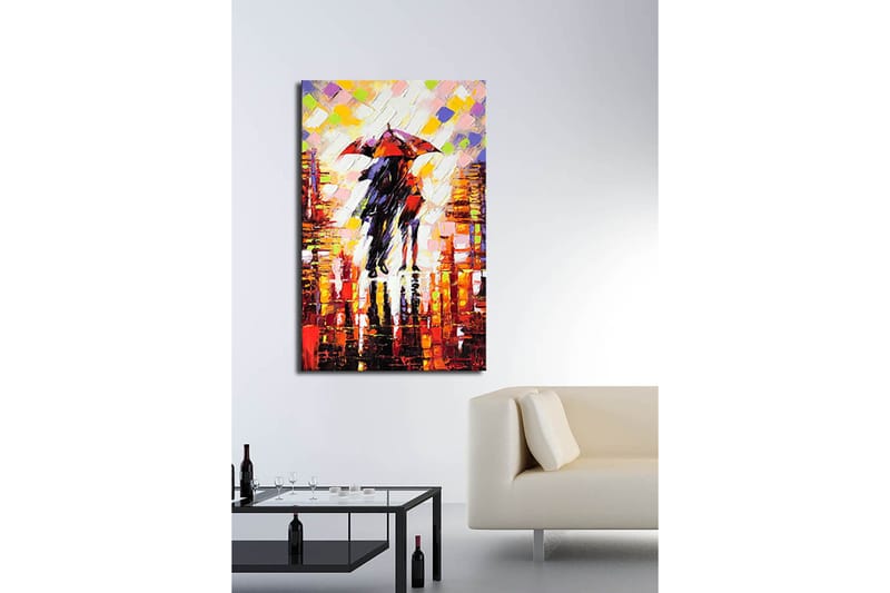 Lerretsbilde 70x100 cm - Romantisk scene med to personer som deler en paraply i et regnfullt bymiljø - Rød / Svart / Oransje - Innredning - Bilder & kunst - Lerretsbilder
