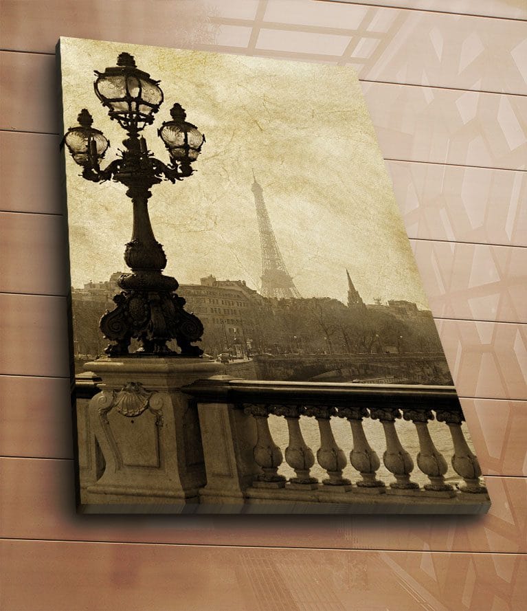 Lerretsbilde 70x100 cm - Romantisk utsikt over Eiffeltårnet i Paris med en elegant gatelykt i forgrunnen - Mørk brun / Beige - Innredning - Bilder & kunst - Lerretsbilder
