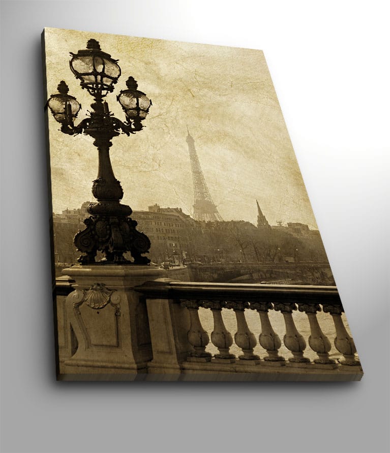 Lerretsbilde 70x100 cm - Romantisk utsikt over Eiffeltårnet i Paris med en elegant gatelykt i forgrunnen, Mørk brun / Beige