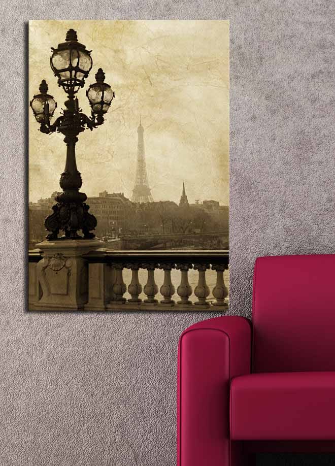 Lerretsbilde 70x100 cm - Romantisk utsikt over Eiffeltårnet i Paris med en elegant gatelykt i forgrunnen - Mørk brun / Beige - Innredning - Bilder & kunst - Lerretsbilder