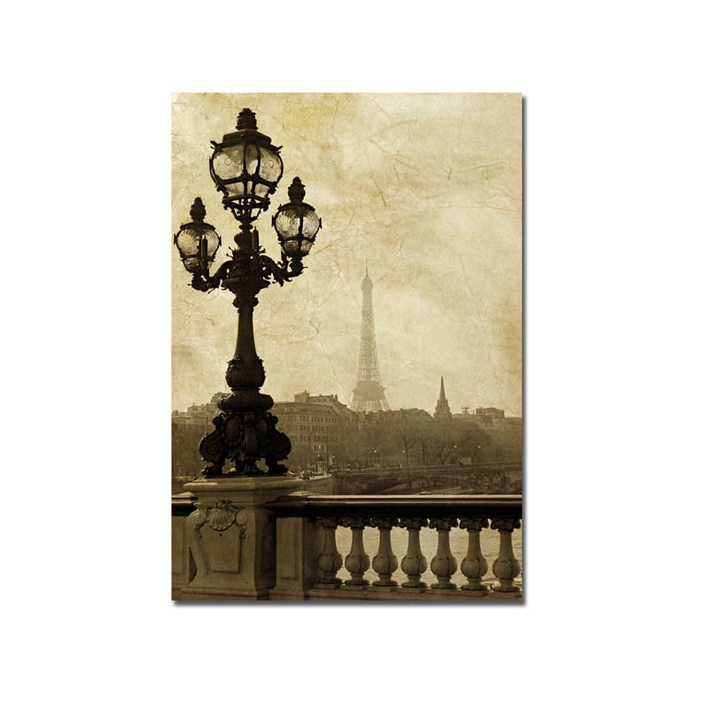 Lerretsbilde 70x100 cm - Romantisk utsikt over Eiffeltårnet i Paris med en elegant gatelykt i forgrunnen - Mørk brun / Beige - Innredning - Bilder & kunst - Lerretsbilder