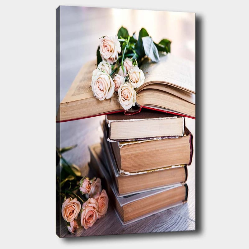 Lerretsbilde 70x100 cm - Rosebukett ligger på en bunke med bøker - Lys rosa / Beige / Brun - Innredning - Bilder & kunst - Lerretsbilder