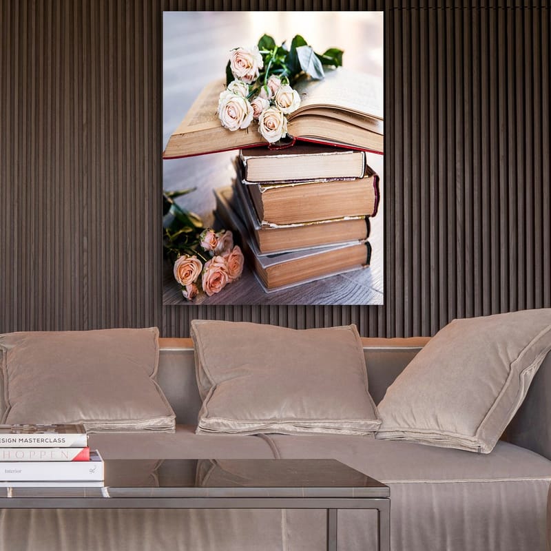 Lerretsbilde 70x100 cm - Rosebukett ligger på en bunke med bøker - Lys rosa / Beige / Brun - Innredning - Bilder & kunst - Lerretsbilder