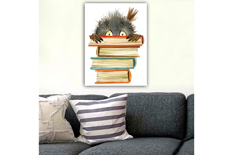 Lerretsbilde 70x100 cm - Søt, nysgjerrig figur som titter frem bak en stabel med bøker - Svart / Beige / Oransje - Innredning - Bilder & kunst - Lerretsbilder
