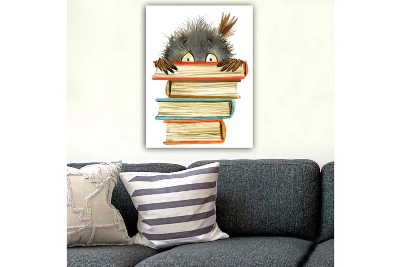 Lerretsbilde 70x100 cm - Søt, nysgjerrig figur som titter frem bak en stabel med bøker - Svart / Beige / Oransje - Innredning - Bilder & kunst - Lerretsbilder