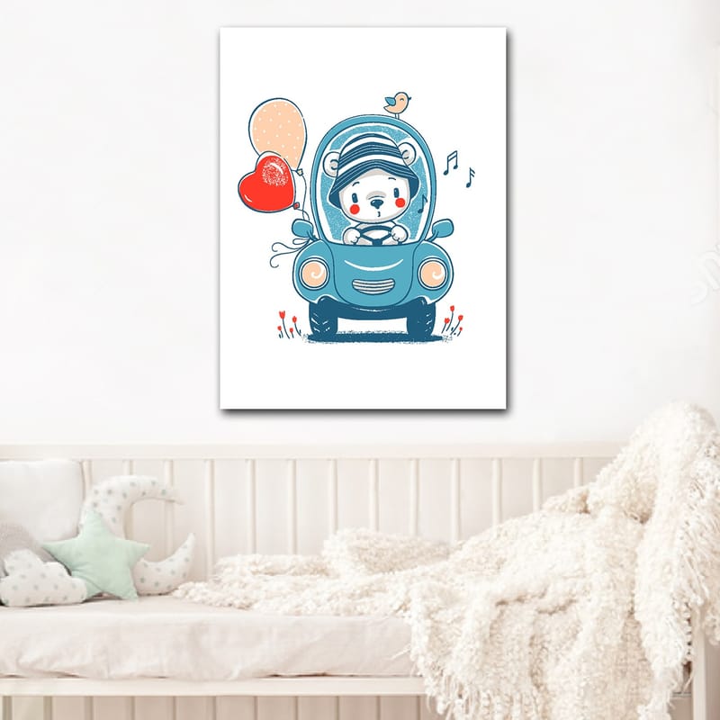 Lerretsbilde 70x100 cm - Søt bjørn i en bil som holder ballonger og ser glad ut - Blå / Rød / Beige - Innredning - Bilder & kunst - Lerretsbilder