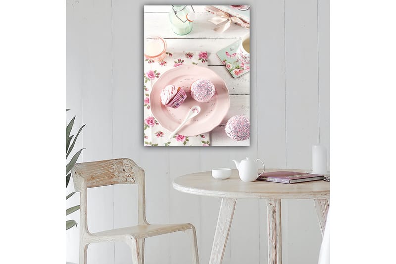 Lerretsbilde 70x100 cm - Søt borddekking med cupcakes på et rosa fat - Rosa / Hvit / Lys grønn - Innredning - Bilder & kunst - Lerretsbilder