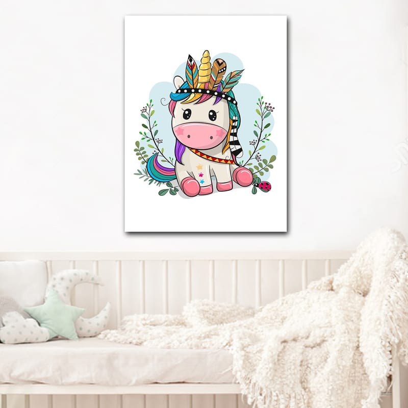 Lerretsbilde 70x100 cm - Søt enhjørning med fargerik man og fjær som dekorasjon, Rosa / Lilla / Grønn