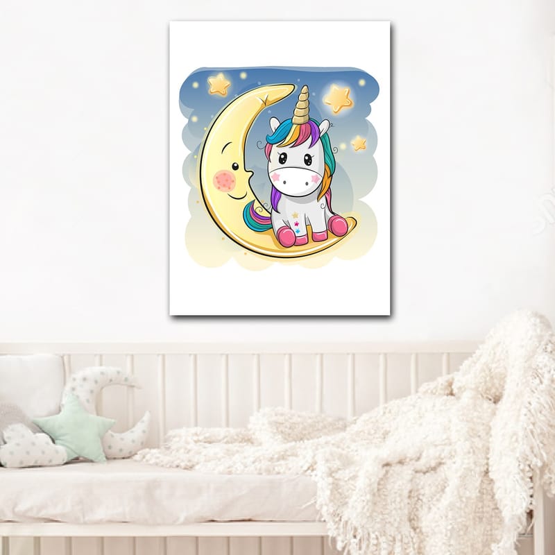 Lerretsbilde 70x100 cm - Søt enhjørning som sitter på en måne med stjerner i bakgrunnen - Gul / Rosa / Blå - Innredning - Bilder & kunst - Lerretsbilder
