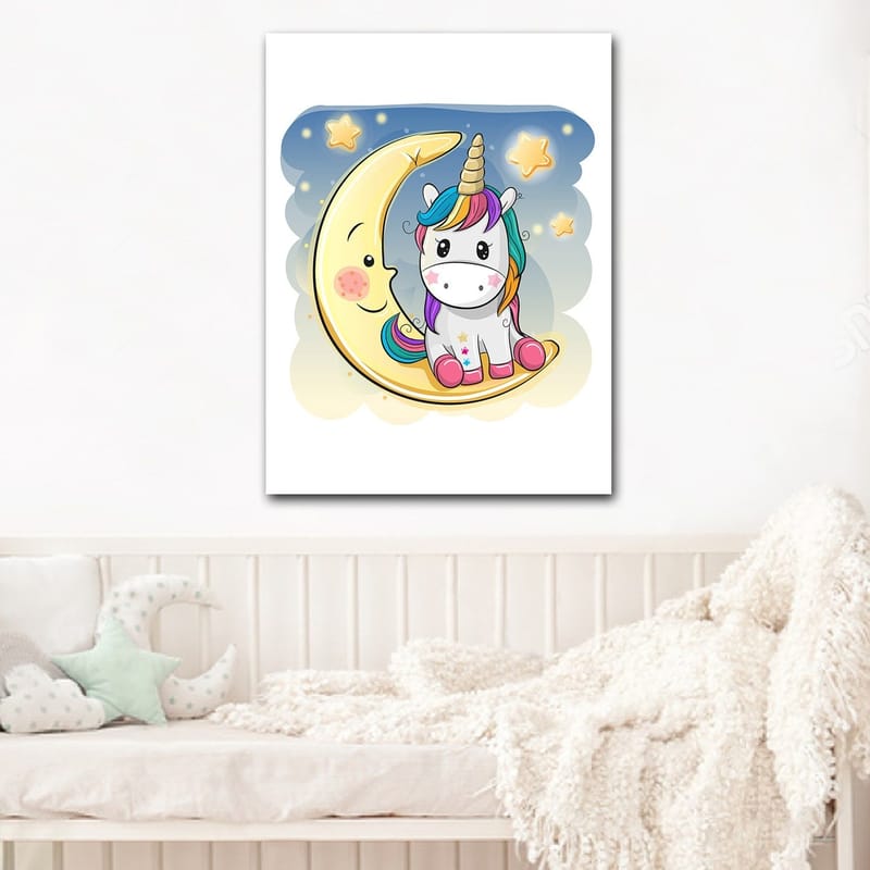 Lerretsbilde 70x100 cm - Søt enhjørning som sitter på en måne med stjerner i bakgrunnen - Gul / Rosa / Blå - Innredning - Bilder & kunst - Lerretsbilder