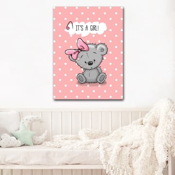 Lerretsbilde 70x100 cm - Søt grå bjørn med rosa sløyfe som sitter på en prikkete bakgrunn, med teksten IT'S A GIRL! over - Grå / Rosa - Innredning - Bilder & kunst - Lerretsbilder