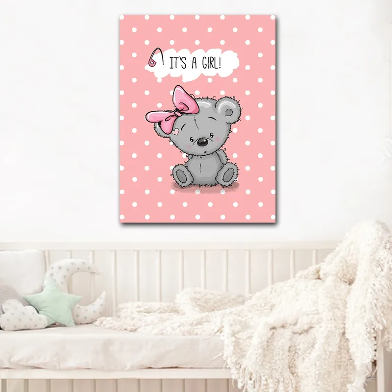 Lerretsbilde 70x100 cm - Søt grå bjørn med rosa sløyfe som sitter på en prikkete bakgrunn, med teksten IT'S A GIRL! over, Grå / Rosa