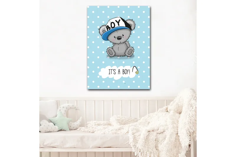 Lerretsbilde 70x100 cm - Søt gråbjørn med blå lue som sitter på en lyseblå bakgrunn med hvite prikker, Blå / Grå