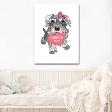 Lerretsbilde 70x100 cm - Søt hund som holder et hjerte med teksten EVERYDAY I love you more - Grå / Rosa / Hvit - Innredning - Bilder & kunst - Lerretsbilder
