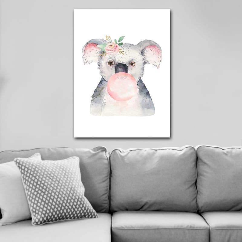 Lerretsbilde 70x100 cm - Søt koala som blåser tyggegummi med en blomst i øret - Grå / Rosa / Grønn - Innredning - Bilder & kunst - Lerretsbilder