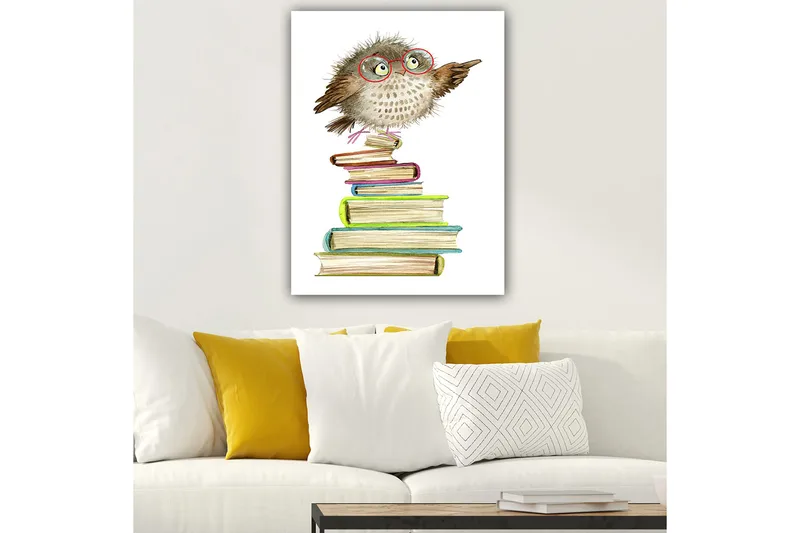 Lerretsbilde 70x100 cm - Søt ugle med briller som peker, sitter på en bunke med fargerike bøker - Brun / Grønn / Blå - Innredning - Bilder & kunst - Lerretsbilder