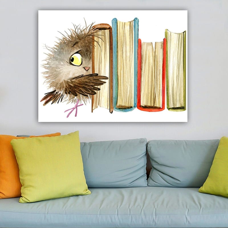 Lerretsbilde 70x100 cm - Søt ugle som titter frem bak bøker - Brun / Gul / Rød - Innredning - Bilder & kunst - Lerretsbilder