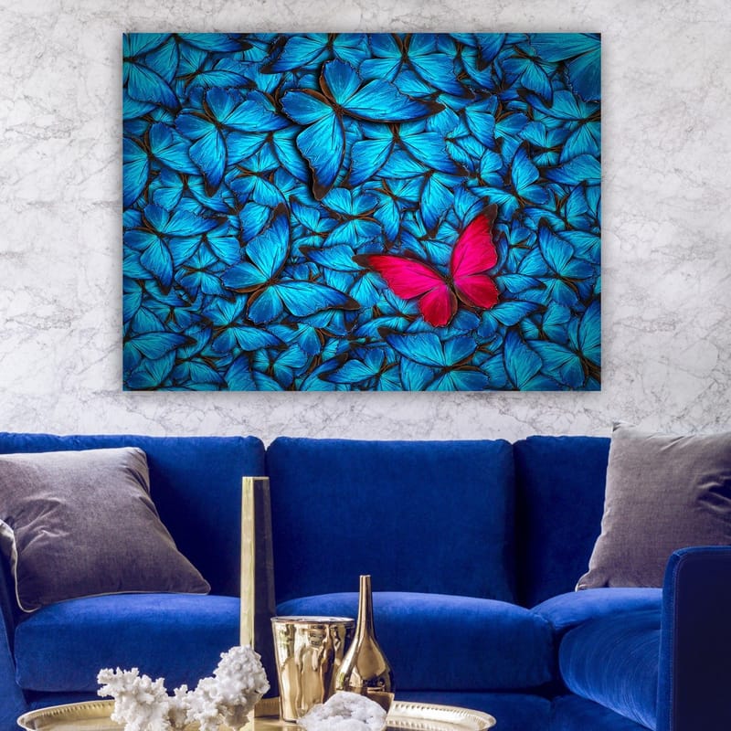 Lerretsbilde 70x100 cm - Samling av blå sommerfugler med en fremtredende rosa sommerfugl i midten - Blå / Rosa - Innredning - Bilder & kunst - Lerretsbilder