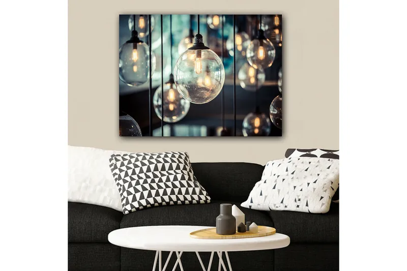 Lerretsbilde 70x100 cm - Samling av hengende lyspærer i forskjellige størrelser som skaper en atmosfære av varme og lys - Klar / Svart / Gull - Innredning - Bilder & kunst - Lerretsbilder
