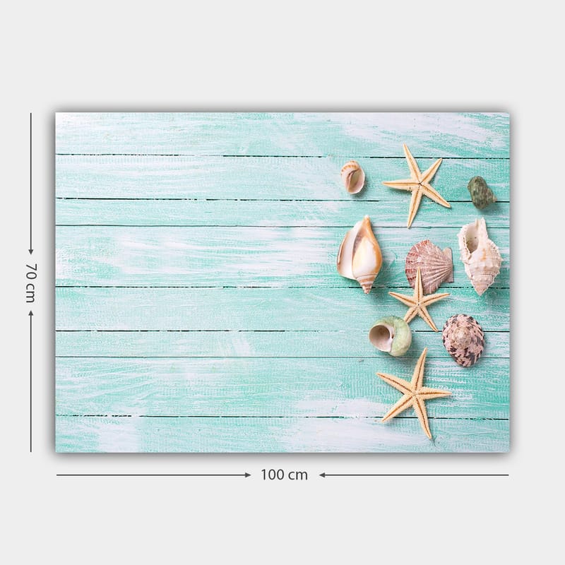 Lerretsbilde 70x100 cm - Samling av skjell og sjøstjerner på en lyseblå treflate - Lys blå / Beige / Grønn - Innredning - Bilder & kunst - Lerretsbilder