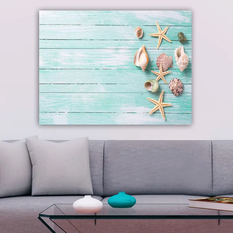 Lerretsbilde 70x100 cm - Samling av skjell og sjøstjerner på en lyseblå treflate - Lys blå / Beige / Grønn - Innredning - Bilder & kunst - Lerretsbilder