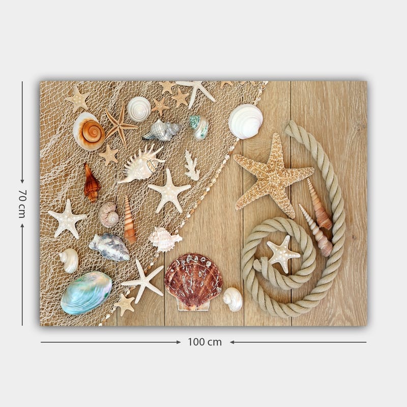 Lerretsbilde 70x100 cm - Samling av skjell og sjøstjerner på en treflate - Beige / Hvit / Brun - Innredning - Bilder & kunst - Lerretsbilder