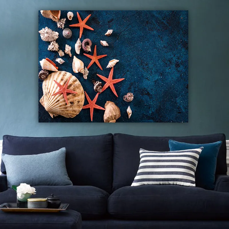 Lerretsbilde 70x100 cm - Samling av skjell og sjøstjerner på en dypblå overflate - Dyp blå / Rød / Beige - Innredning - Bilder & kunst - Lerretsbilder