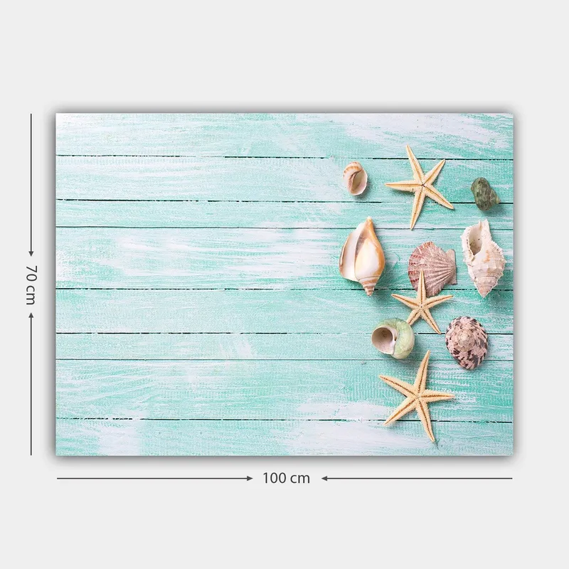 Lerretsbilde 70x100 cm - Samling av skjell og sjøstjerner på en lyseblå treflate - Lys blå / Beige / Grønn - Innredning - Bilder & kunst - Lerretsbilder