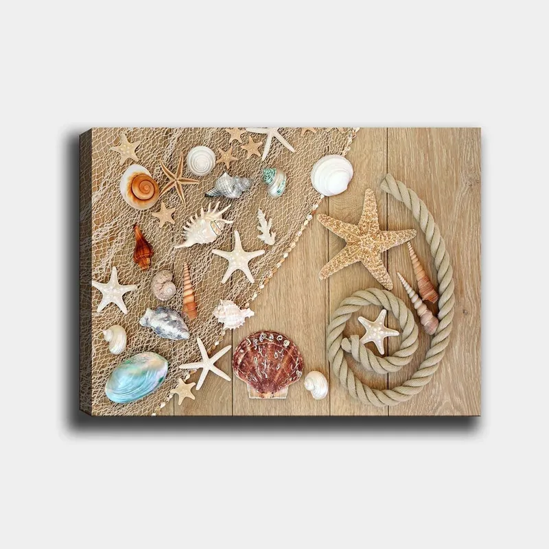 Lerretsbilde 70x100 cm - Samling av skjell og sjøstjerner på en treflate, Beige / Hvit / Brun