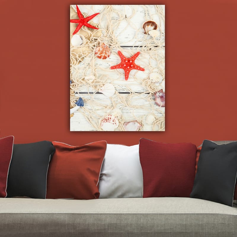 Lerretsbilde 70x100 cm - Samling av skjell og stjerneformede sjøstjerner på et nett - Rød / Beige / Hvit - Innredning - Bilder & kunst - Lerretsbilder